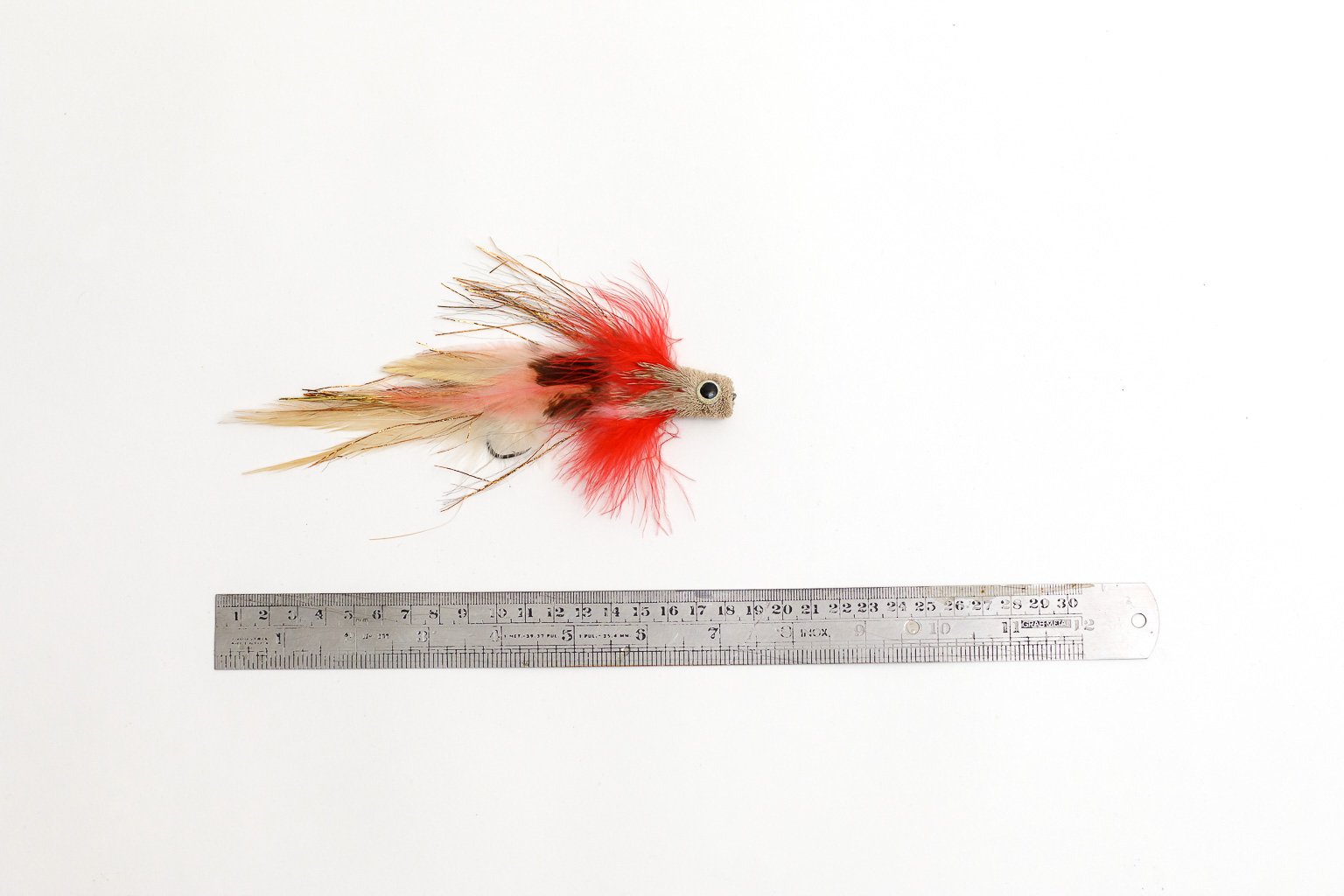 Streamer artesanal de 18 cm en crema y rojo con destellos dorados y ojo negro, montado a mano en Valencia
