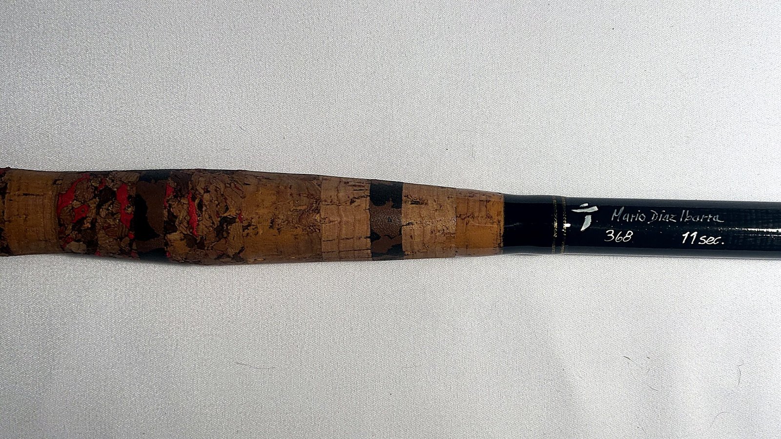 Marbled cork handle with striking red accents and hand-engraved "Mario Diaz Ibarra · 368 · 11 sec" signature on the Tenkara R5 limited edition rod, numbered 5 of 24