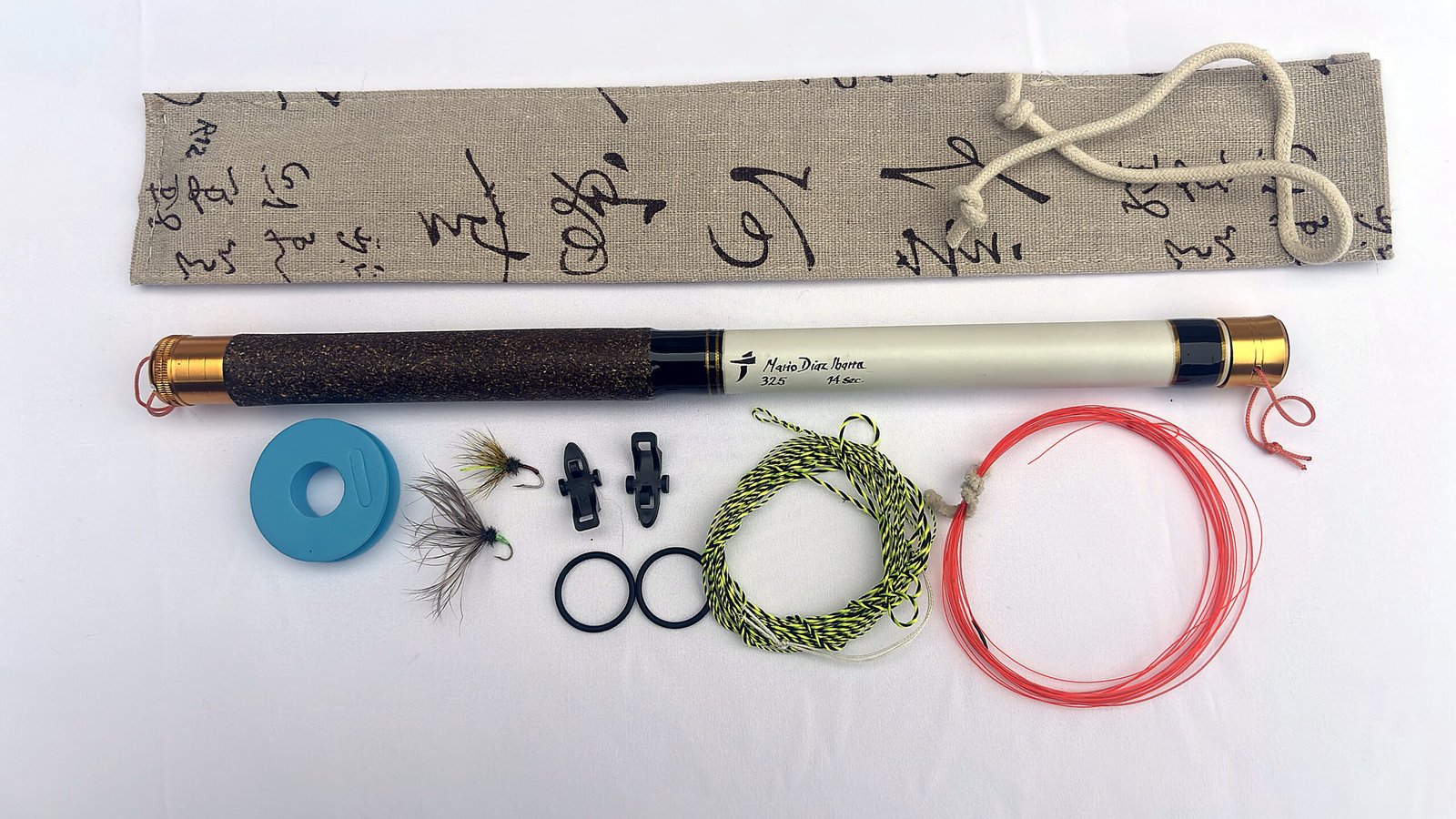 Caña Tenkara R12 artesanal, Unidad 12 de 22, blank blanco perla con virolas doradas, funda con estampado caligráfico, línea furled y moscas